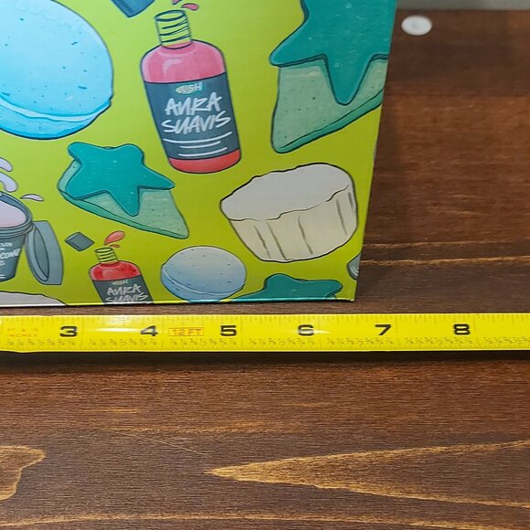 Lush Gift Box With Buttons - Picture 3 of 4